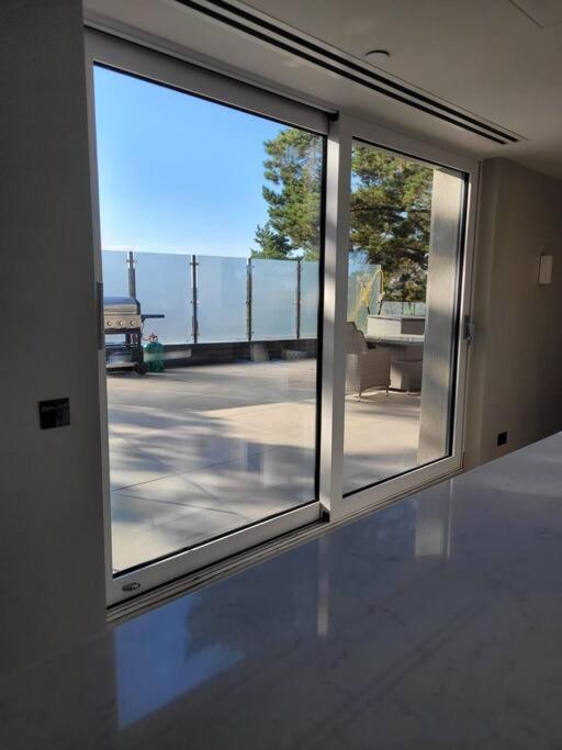 Апартаменты Luxury 3 Bed Flat With Large Terrace, Sea Views And Hot Tub Canford Cliffs Экстерьер фото