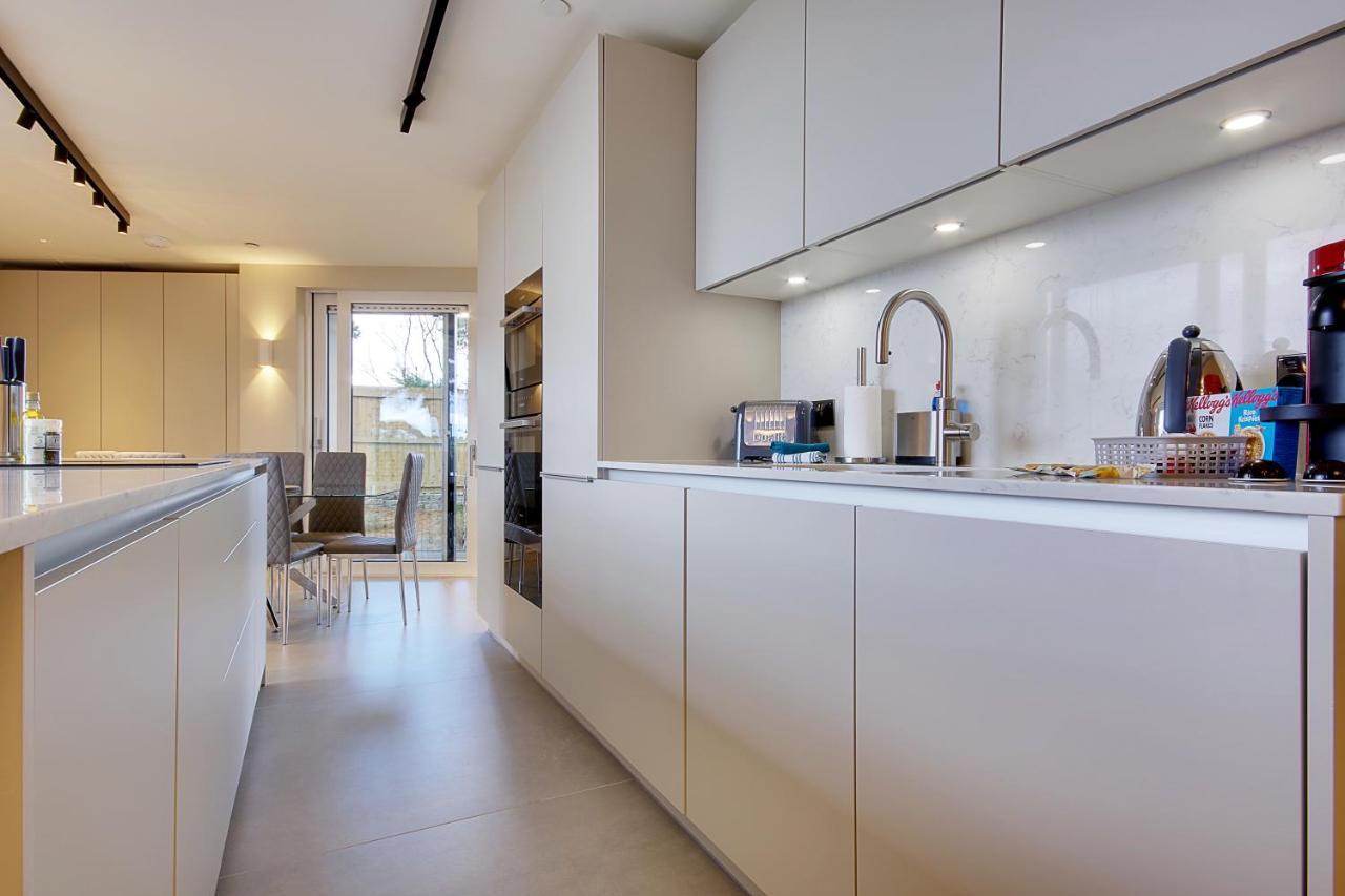 Апартаменты Luxury 3 Bed Flat With Large Terrace, Sea Views And Hot Tub Canford Cliffs Экстерьер фото