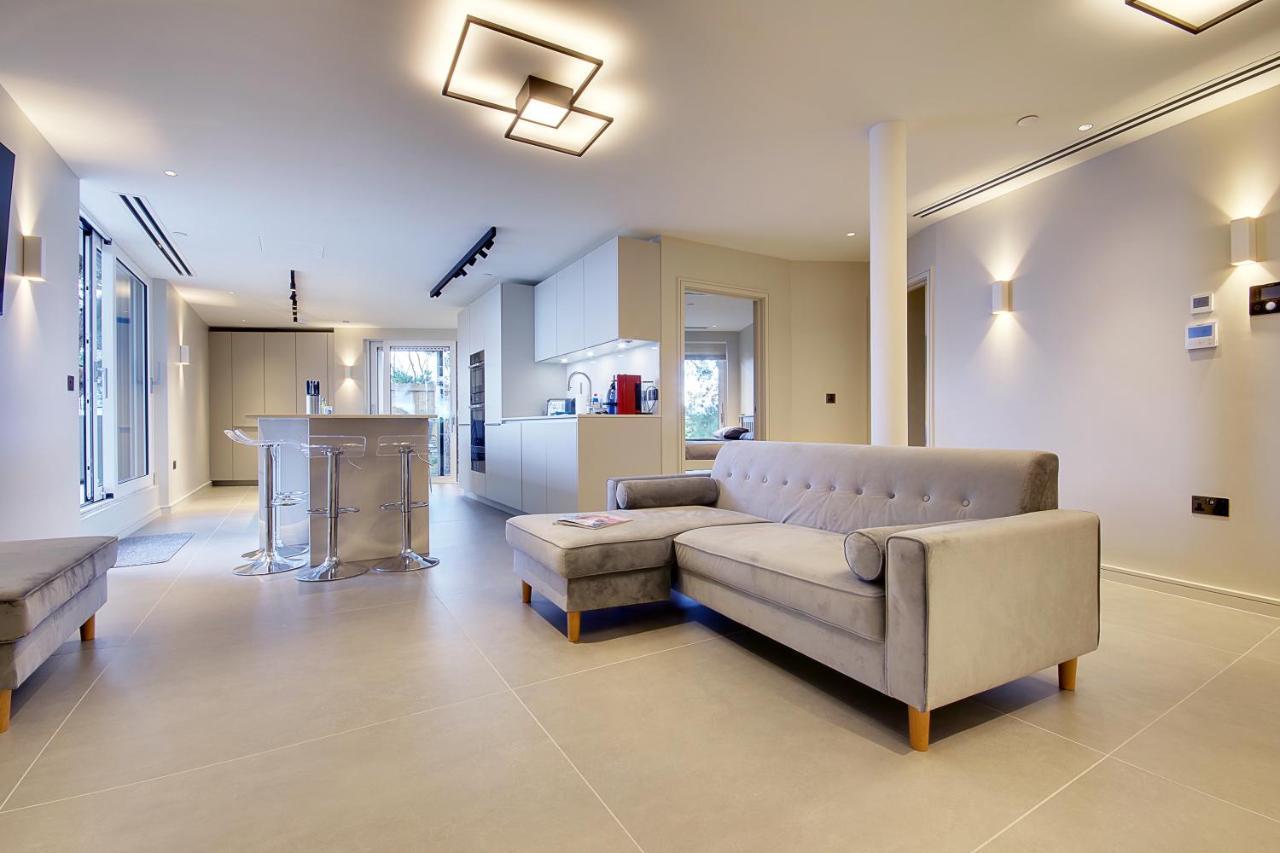 Апартаменты Luxury 3 Bed Flat With Large Terrace, Sea Views And Hot Tub Canford Cliffs Экстерьер фото