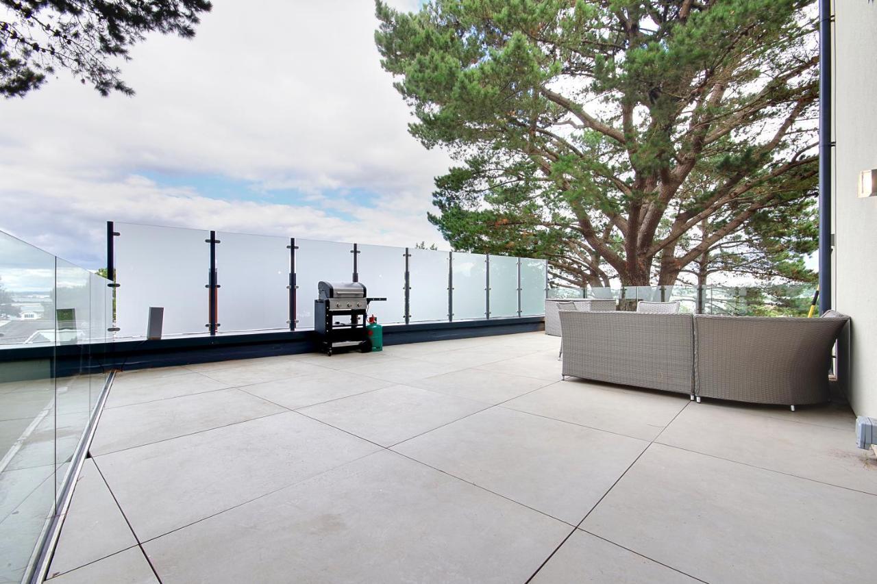 Апартаменты Luxury 3 Bed Flat With Large Terrace, Sea Views And Hot Tub Canford Cliffs Экстерьер фото