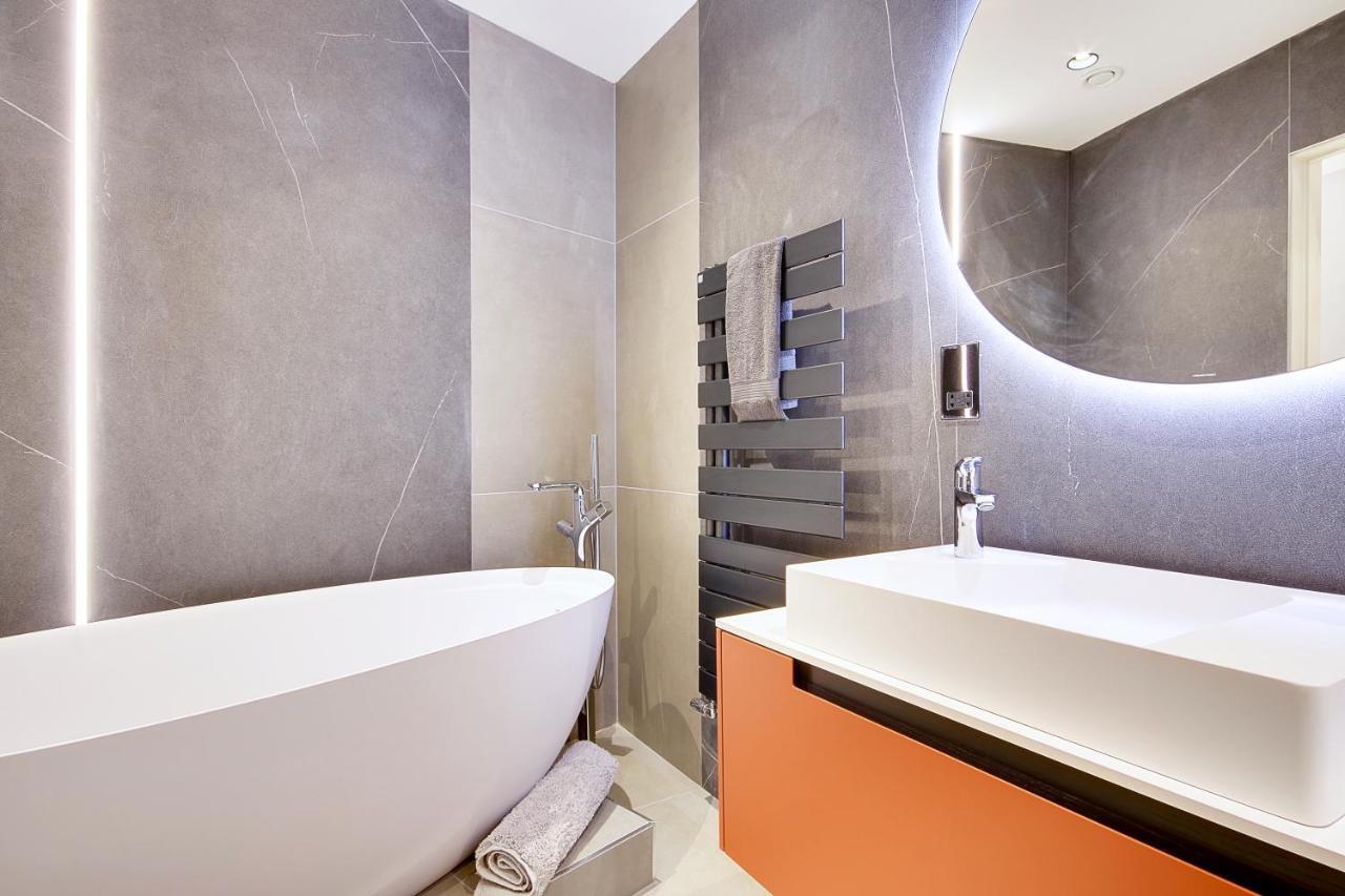 Апартаменты Luxury 3 Bed Flat With Large Terrace, Sea Views And Hot Tub Canford Cliffs Экстерьер фото
